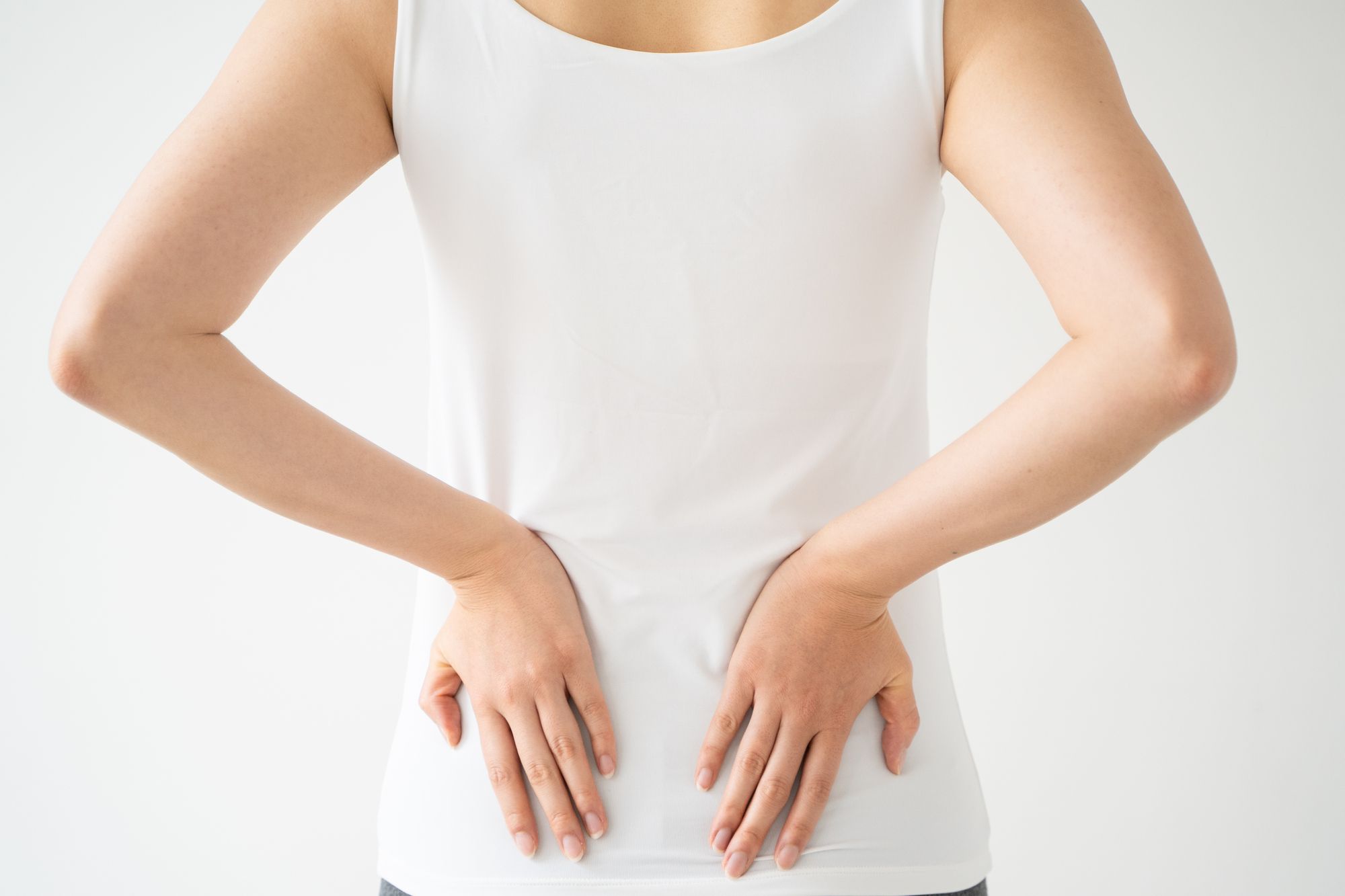 腰に手を当てる女性の後ろ姿