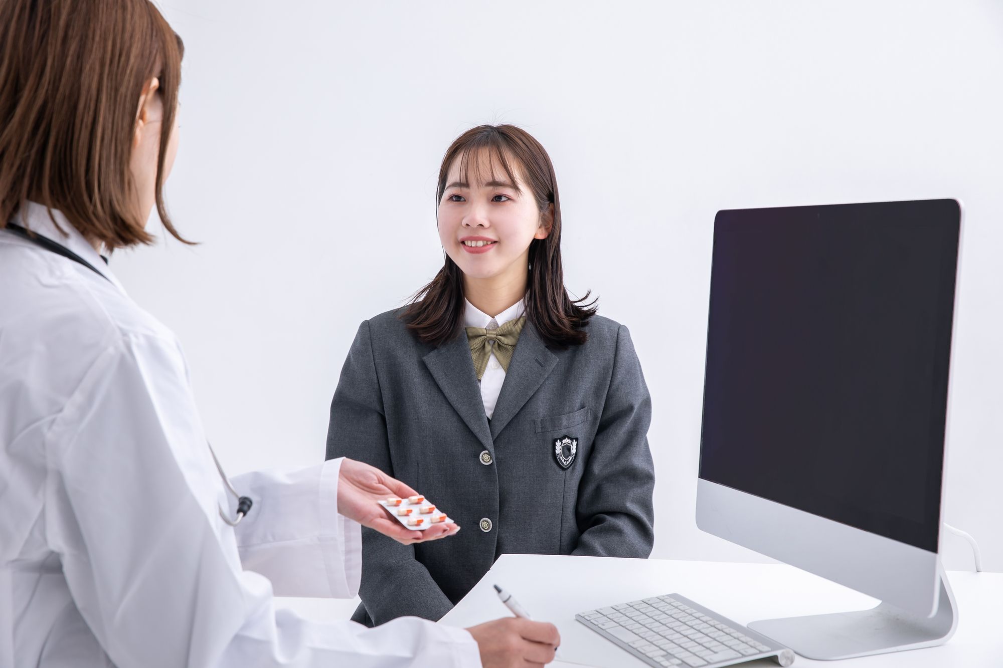 診察する女子高生